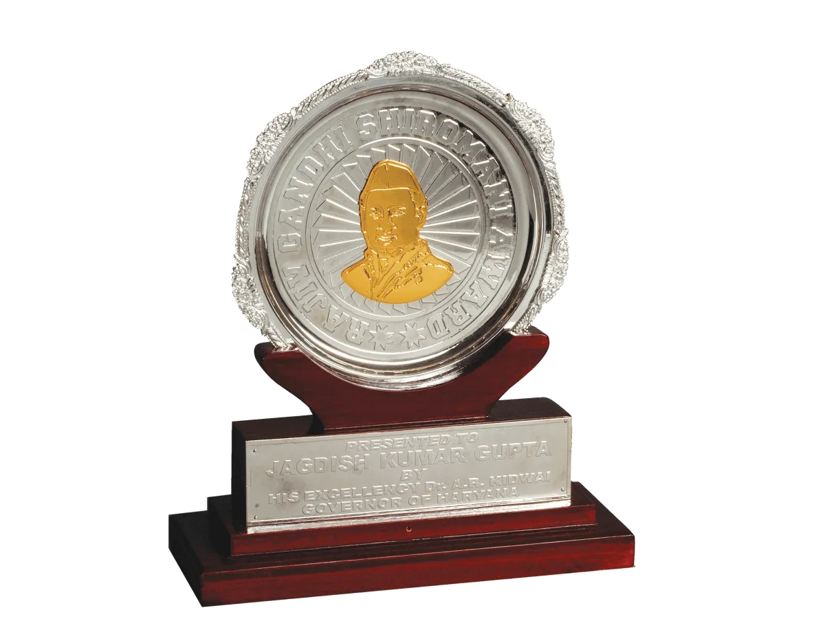 Rajiv Gandhi Shiromani Award by His Excellency Dr. A. R. Kidwai (Governor of Haryana)